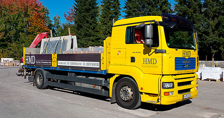 Kran-LKW der HMD Naturstein und Fliesen GmbH